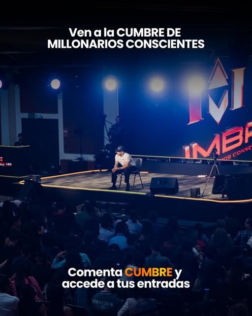 Ponente en el escenario de la Cumbre de los Millonarios Conscientes frente al público