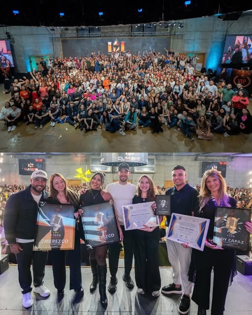 Foto grupal de asistentes y equipo de la Cumbre de los Millonarios Conscientes con reconocimientos