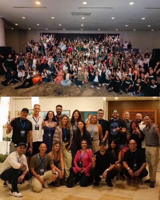 Asistentes y equipo de la Cumbre de los Millonarios Conscientes celebrando juntos