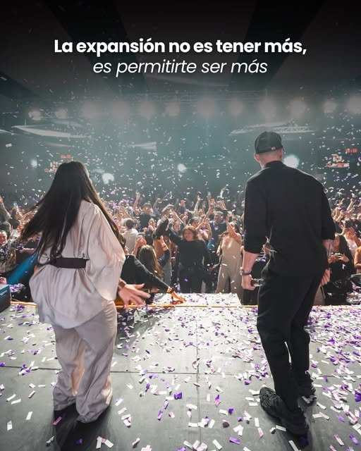 Escenario con confeti al cierre de la Cumbre de los Millonarios Conscientes
